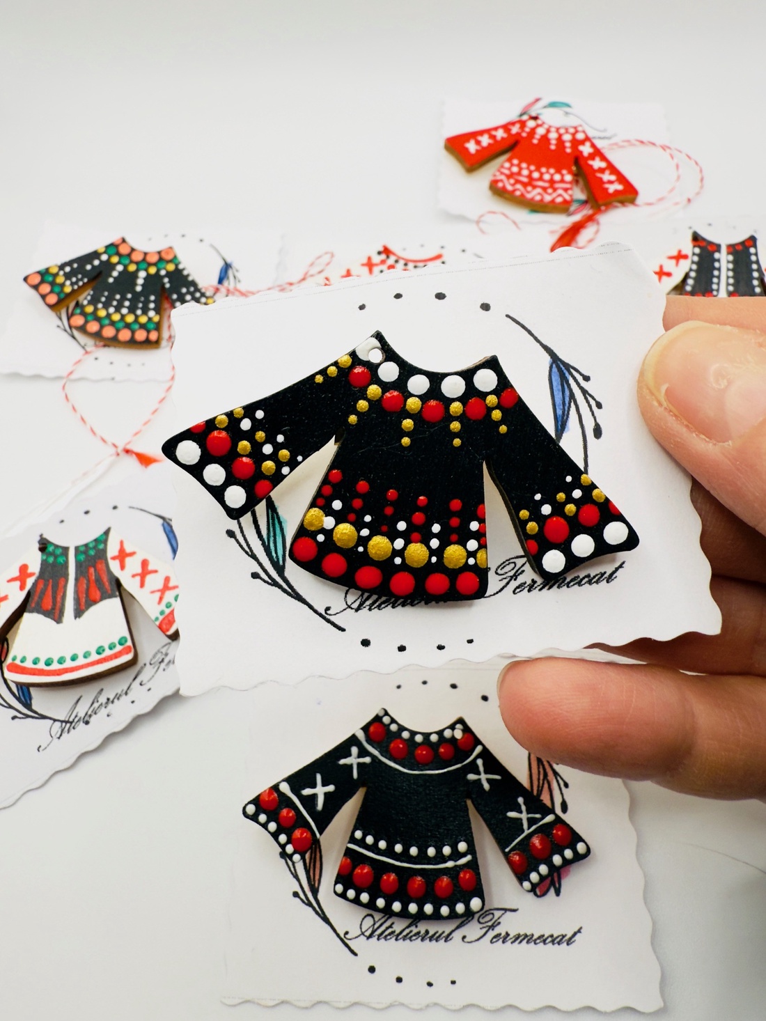 Mărțișor broșă ie tradițională pictată manual pe lemn - bijuterii - mărțișor - Artynos.ro