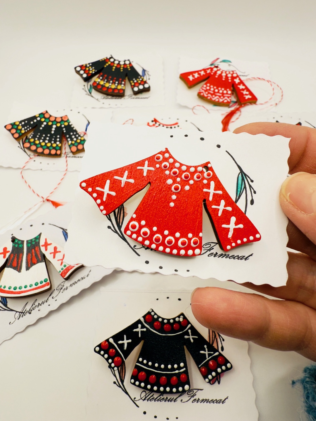 Mărțișor broșă ie tradițională pictată manual pe lemn - bijuterii - mărțișor - Artynos.ro