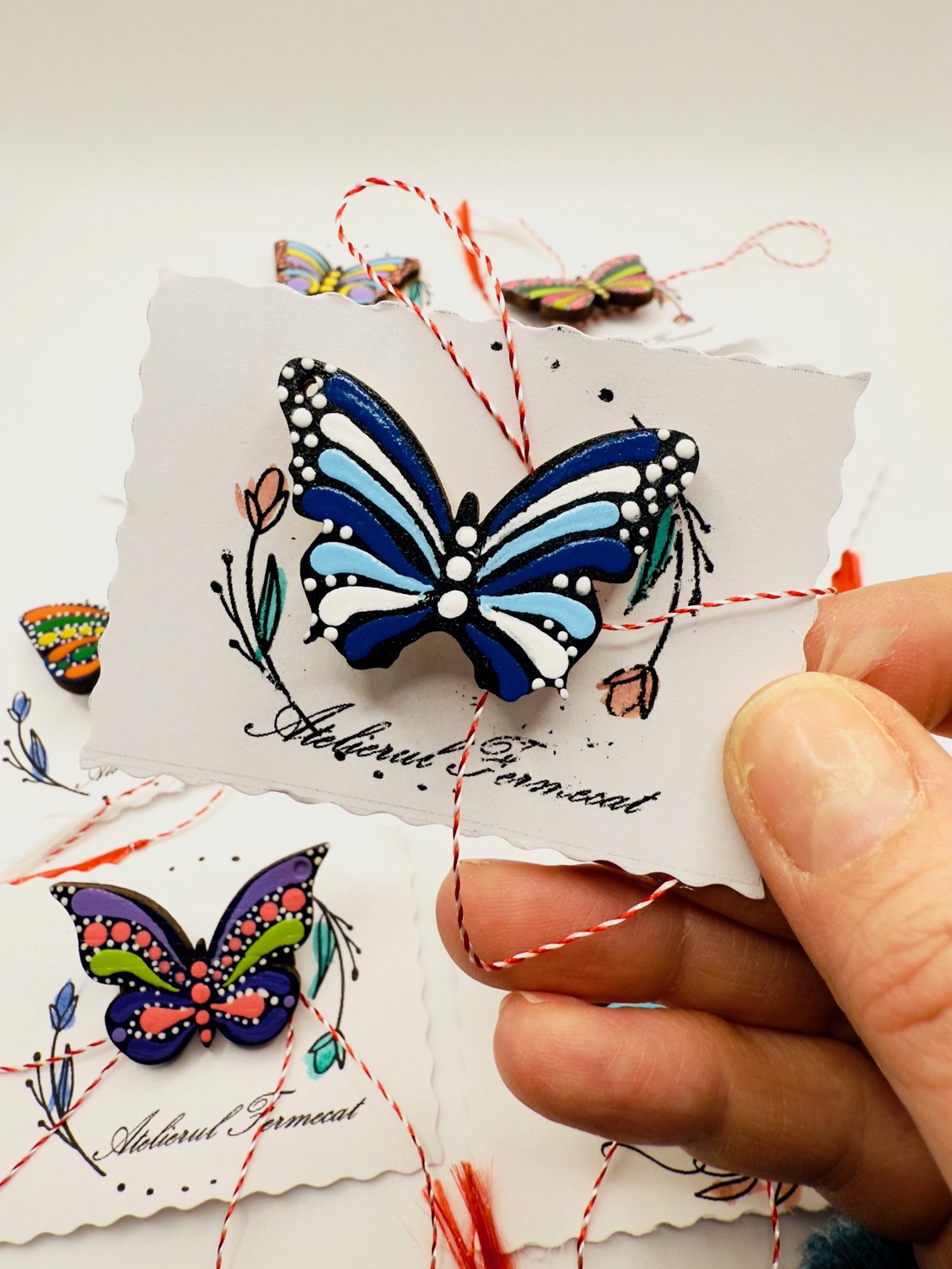 Mărțișor broșă fluture pictat manual pe lemn � tehnica punctului - bijuterii - mărțișor - Artynos.ro