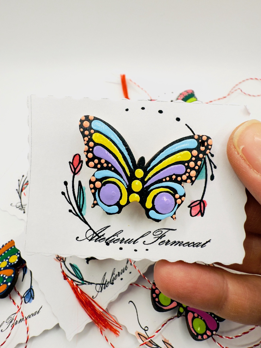 Mărțișor broșă fluture pictat manual pe lemn � tehnica punctului - bijuterii - mărțișor - Artynos.ro