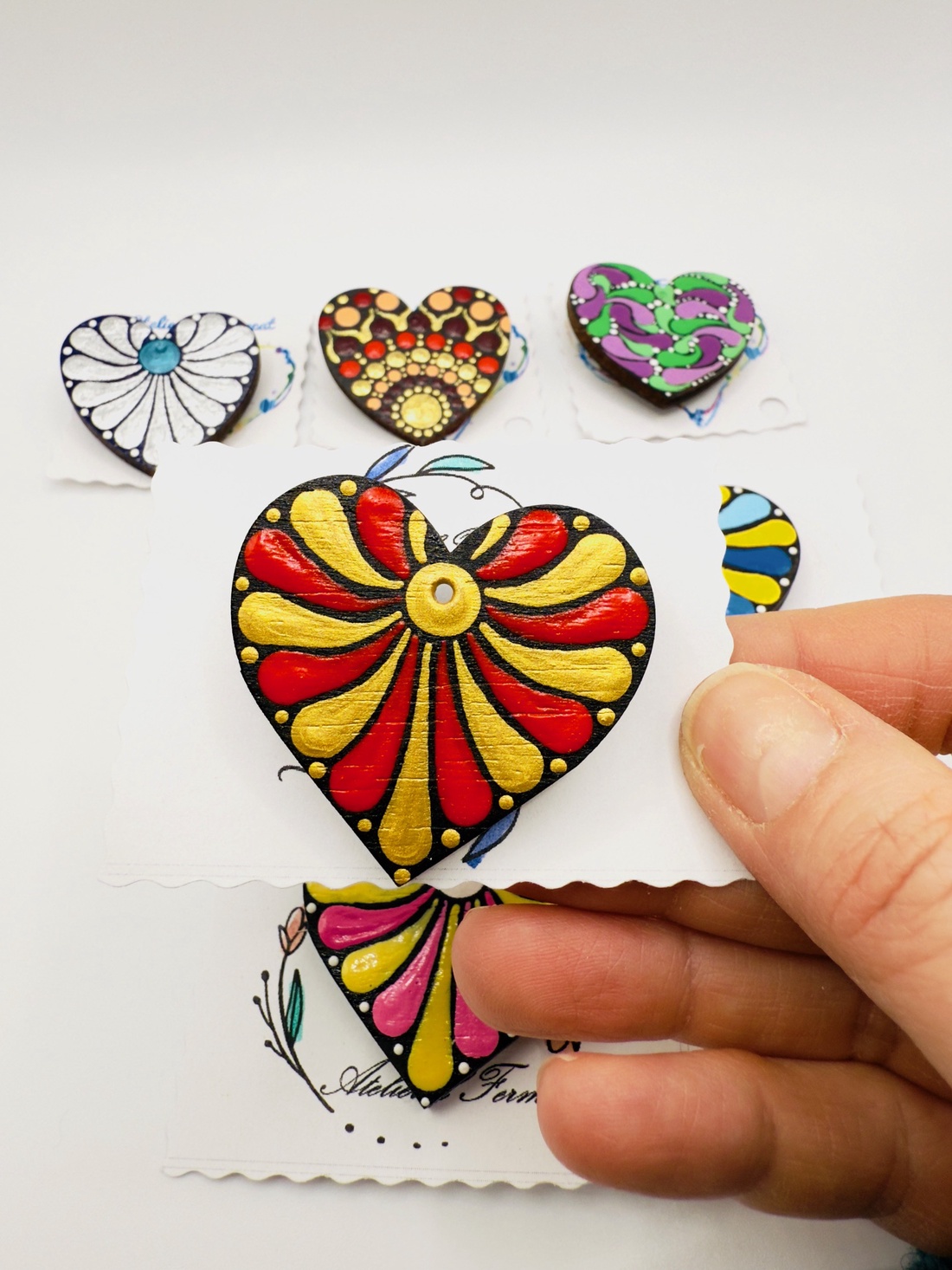 Mărțișor broșă inimioară pictată manual pe lemn - bijuterii - mărțișor - Artynos.ro