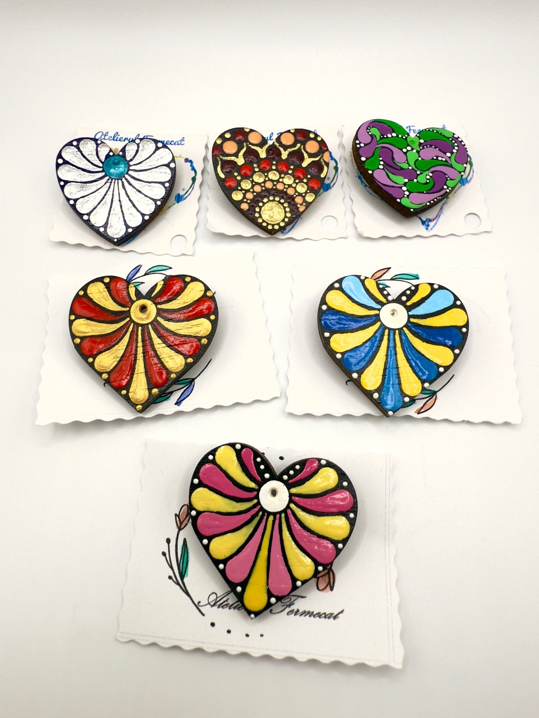 Mărțișor broșă inimioară pictată manual pe lemn - bijuterii - mărțișor - Artynos.ro