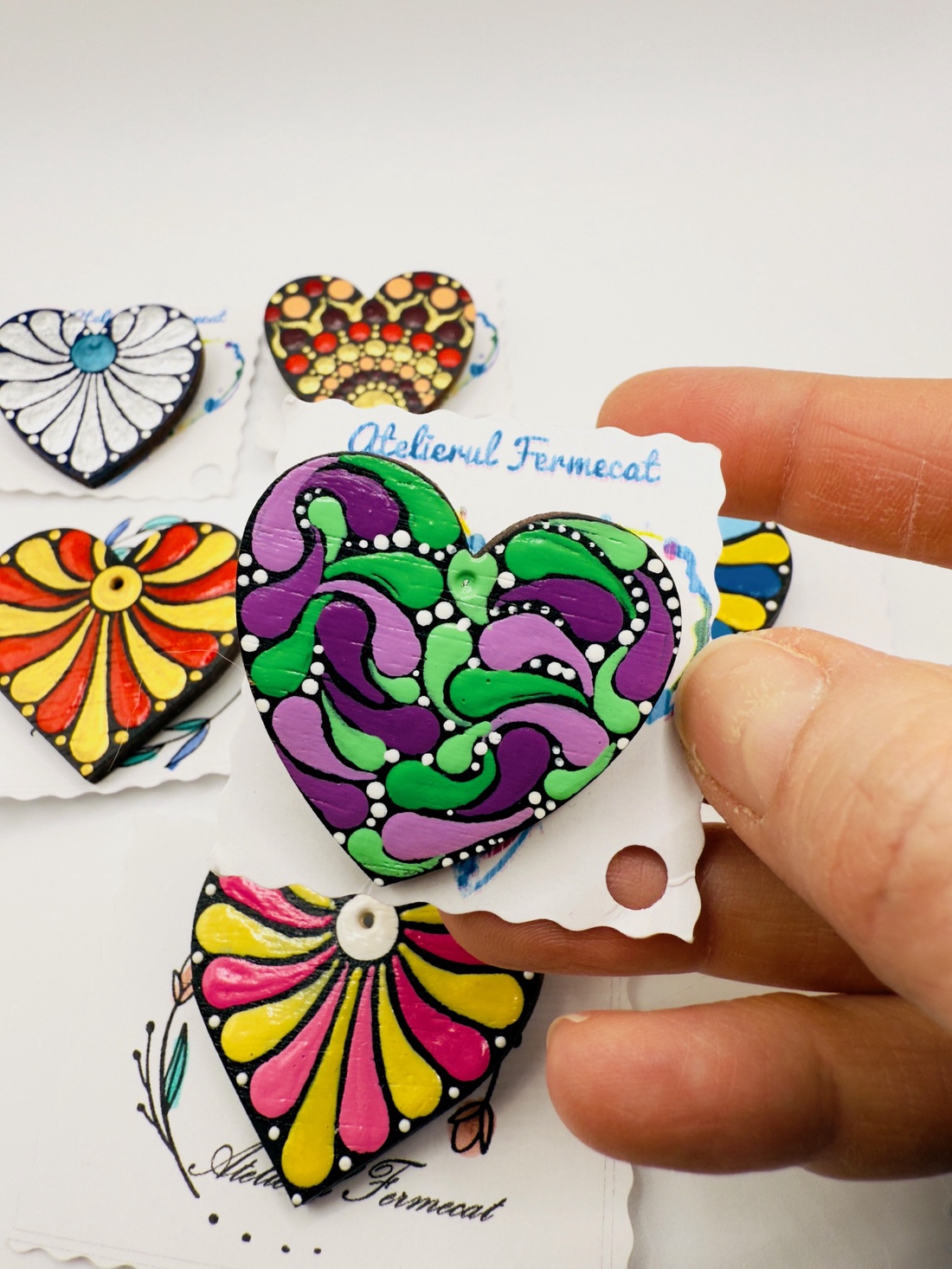 Mărțișor broșă inimioară pictată manual pe lemn - bijuterii - mărțișor - Artynos.ro