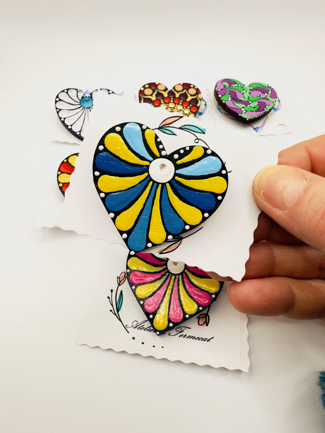 Mărțișor broșă inimioară pictată manual pe lemn - bijuterii - mărțișor - Artynos.ro