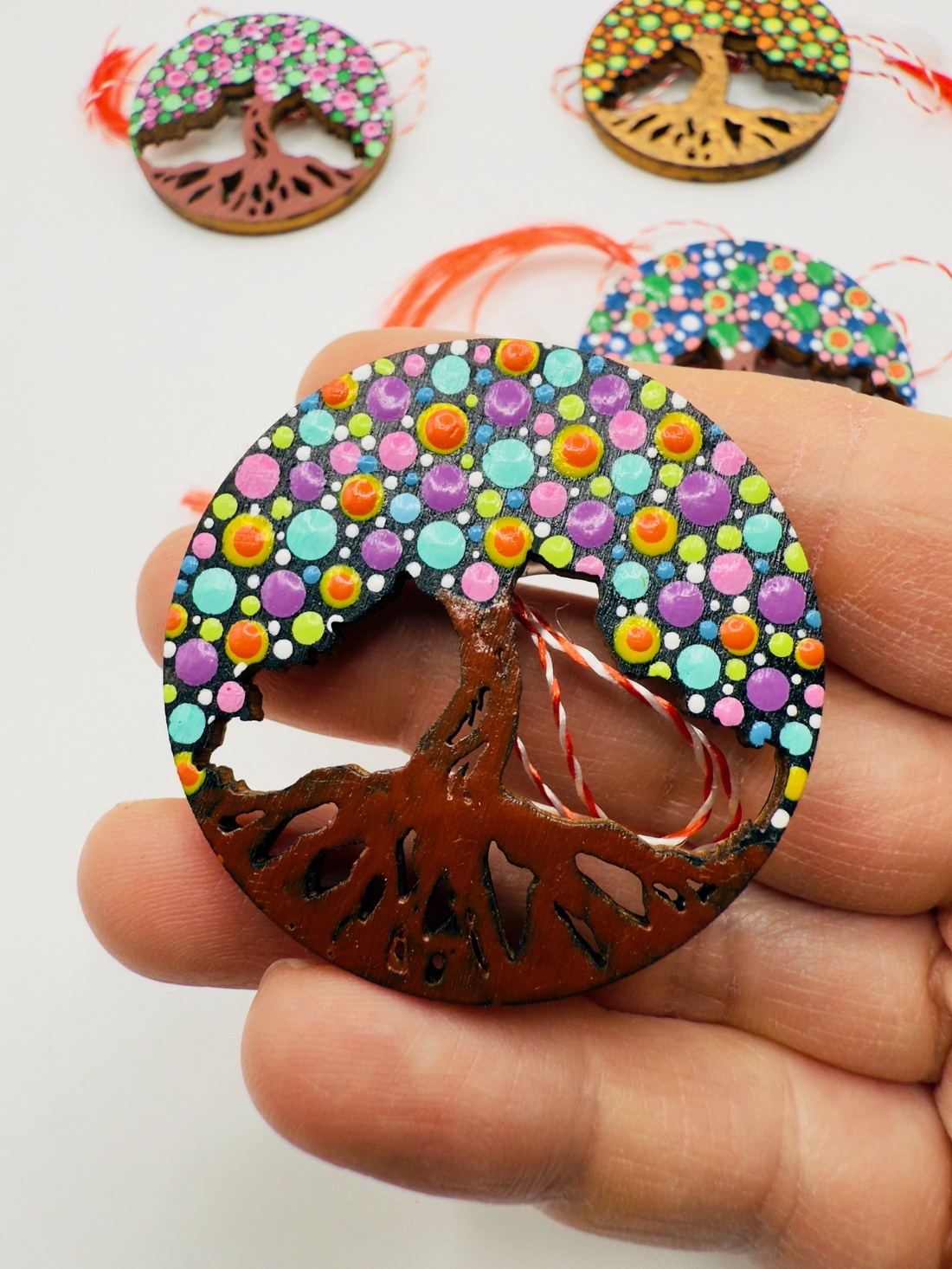 Broșă Mărțișor copacul vietii � pictură decorativă pe lemn - bijuterii - mărțișor - Artynos.ro