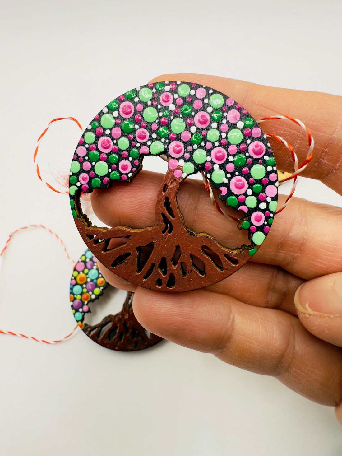 Broșă Mărțișor copacul vietii � pictură decorativă pe lemn - bijuterii - mărțișor - Artynos.ro