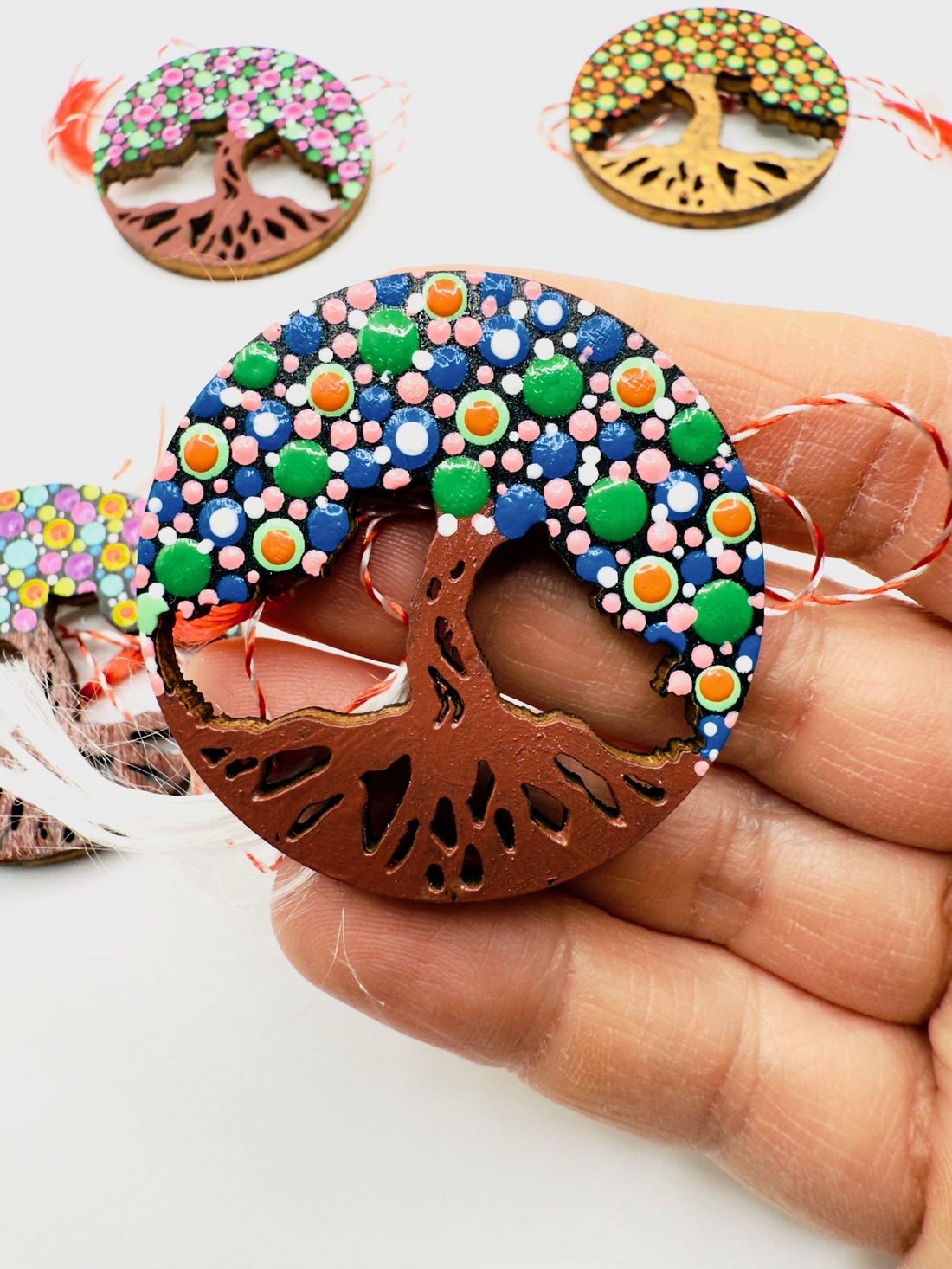 Broșă Mărțișor copacul vietii � pictură decorativă pe lemn - bijuterii - mărțișor - Artynos.ro