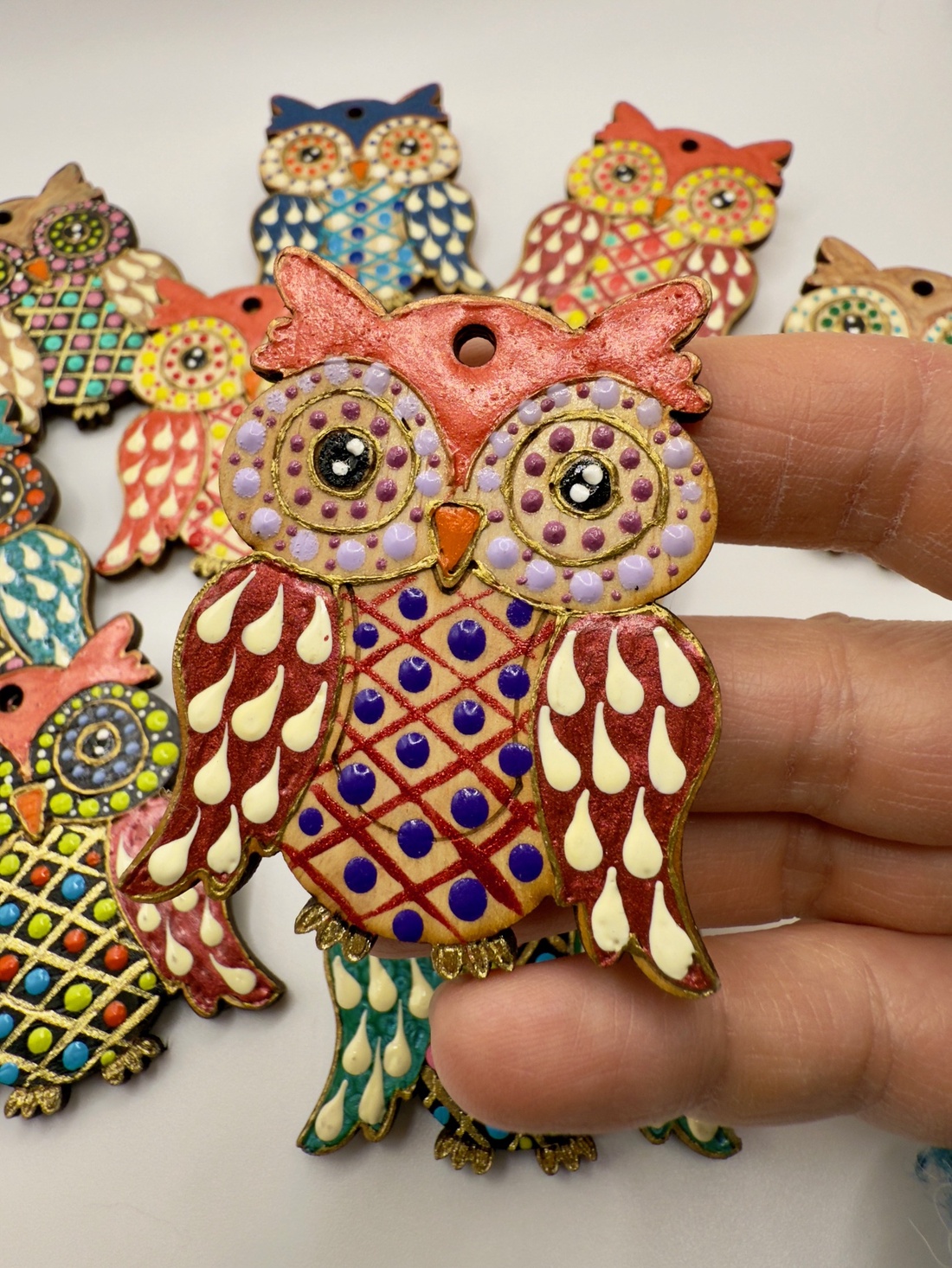 Mărțișor broșă bufnita pictată manual pe lemn � tehnica punctului - bijuterii - mărțișor - Artynos.ro