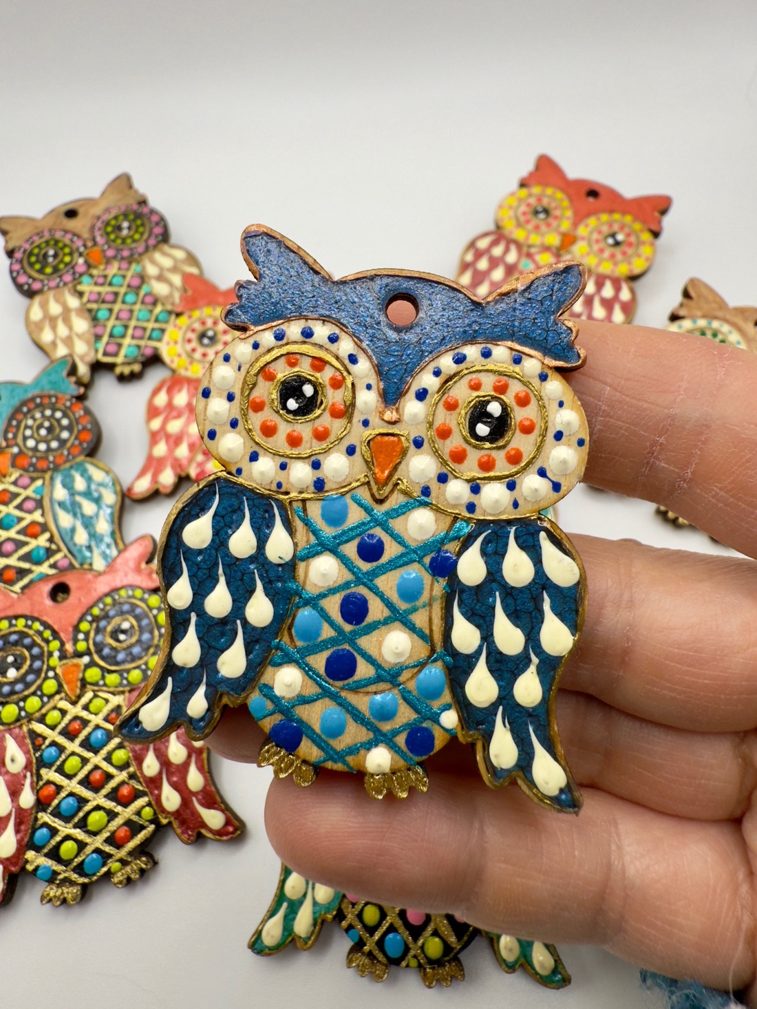 Mărțișor broșă bufnita pictată manual pe lemn � tehnica punctului - bijuterii - mărțișor - Artynos.ro