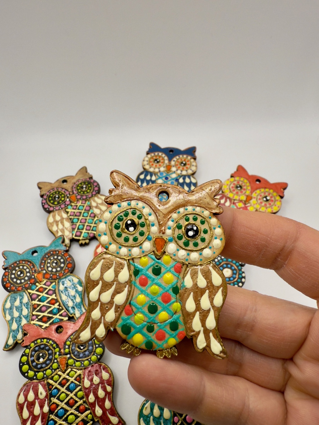 Mărțișor broșă bufnita pictată manual pe lemn � tehnica punctului - bijuterii - mărțișor - Artynos.ro