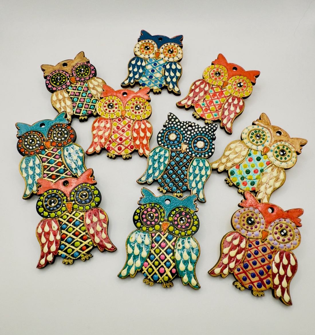 Mărțișor broșă bufnita pictată manual pe lemn � tehnica punctului - bijuterii - mărțișor - Artynos.ro