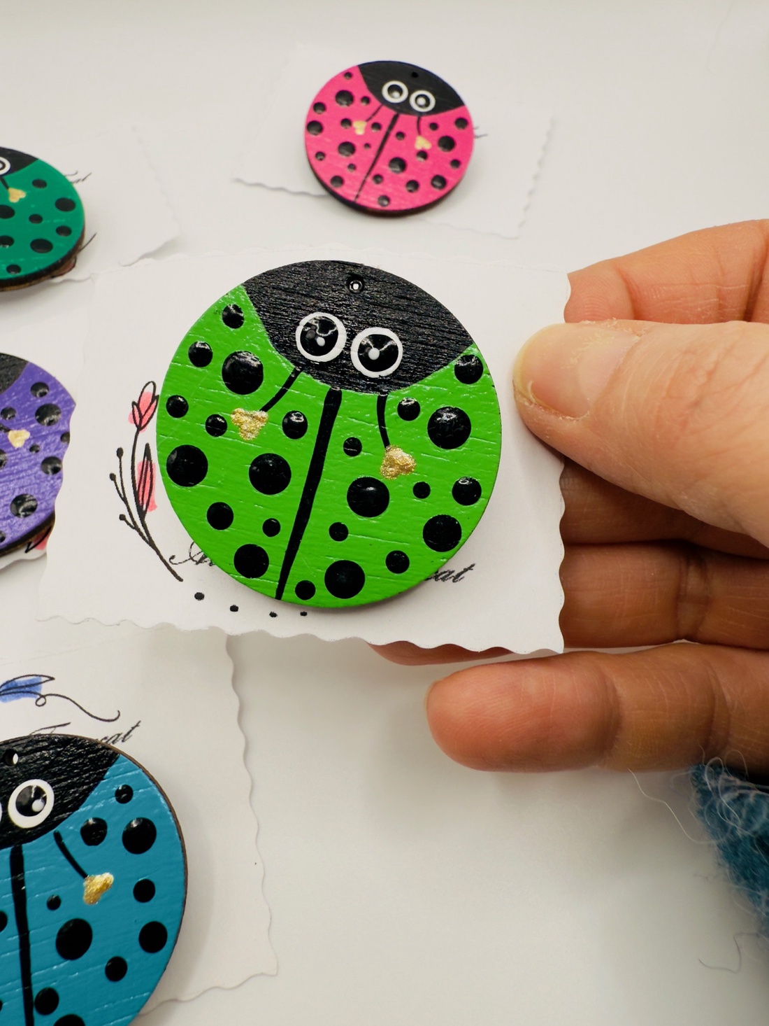 Broșă Mărțișor gargarita  � pictată manual pe lemn - bijuterii - mărțișor - Artynos.ro