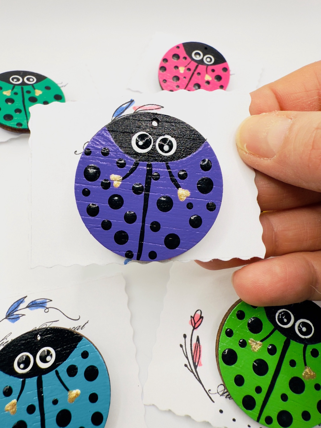 Broșă Mărțișor gargarita  � pictată manual pe lemn - bijuterii - mărțișor - Artynos.ro