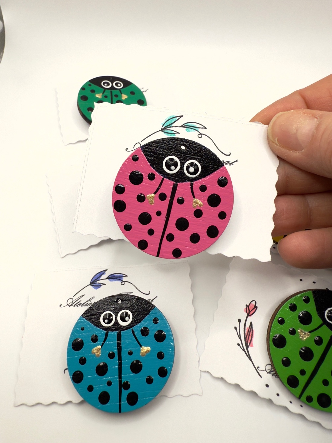 Broșă Mărțișor gargarita  � pictată manual pe lemn - bijuterii - mărțișor - Artynos.ro