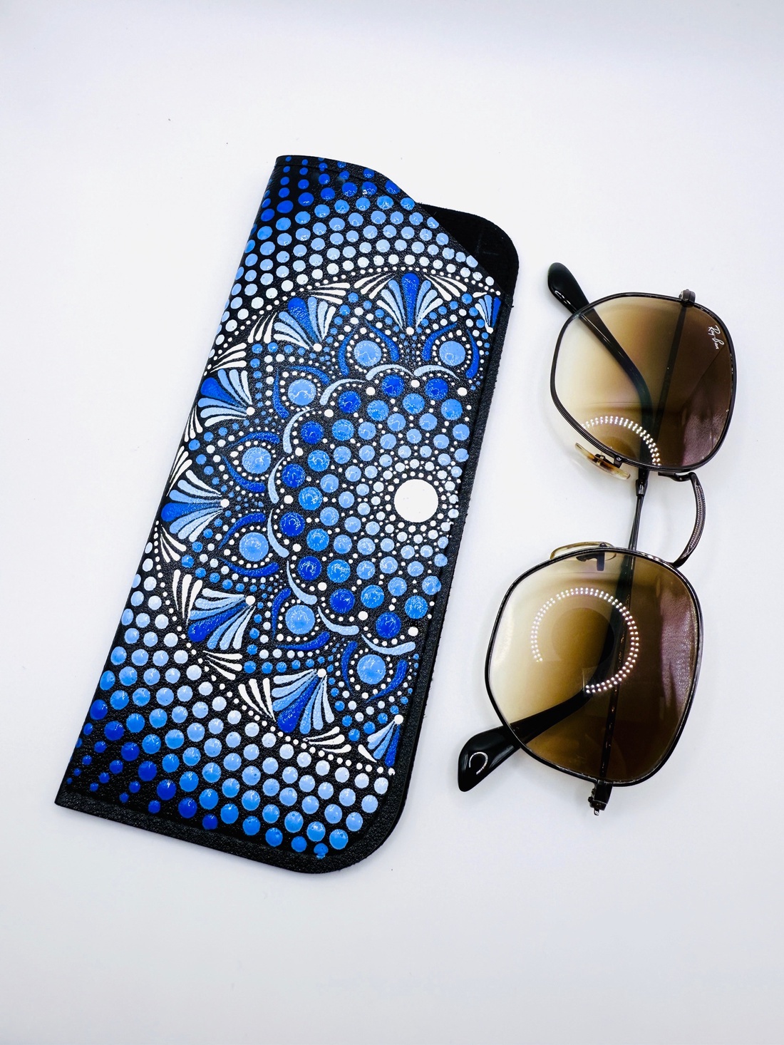 Etui ochelari pictat manual � Mandală albastru regal  - genți și portofele - portofele, huse, suporturi - suport de ochelari - Artynos.ro