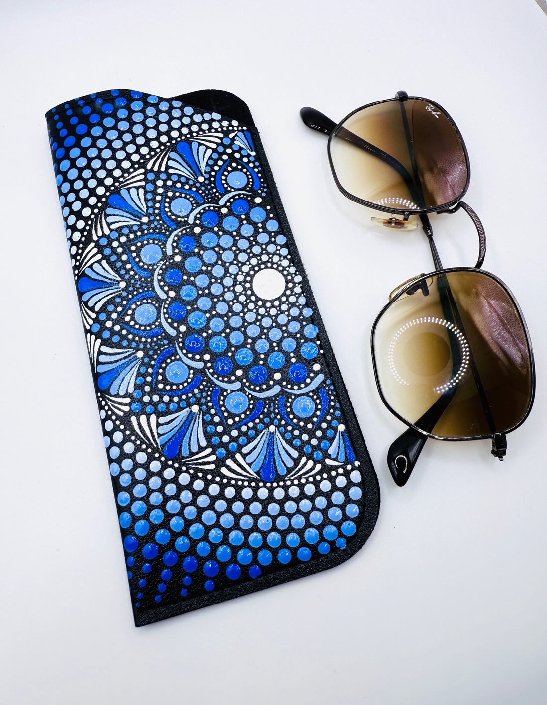 Etui ochelari pictat manual � Mandală albastru regal  - genți și portofele - portofele, huse, suporturi - suport de ochelari - Artynos.ro
