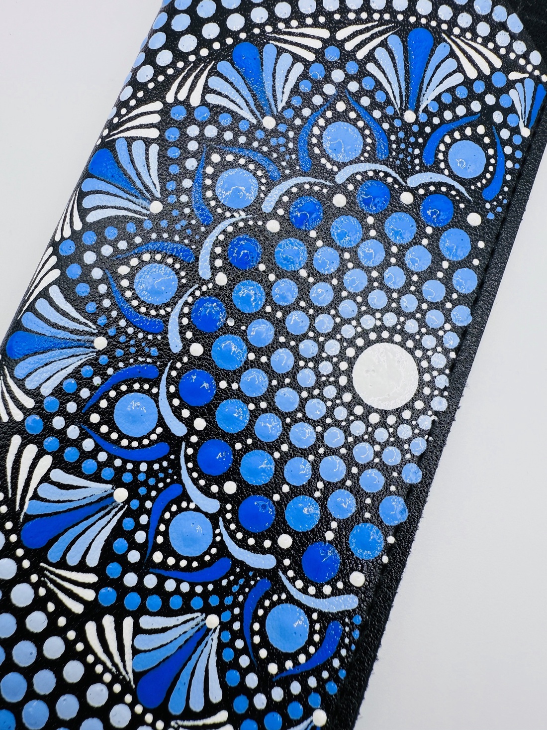 Etui ochelari pictat manual � Mandală albastru regal  - genți și portofele - portofele, huse, suporturi - suport de ochelari - Artynos.ro