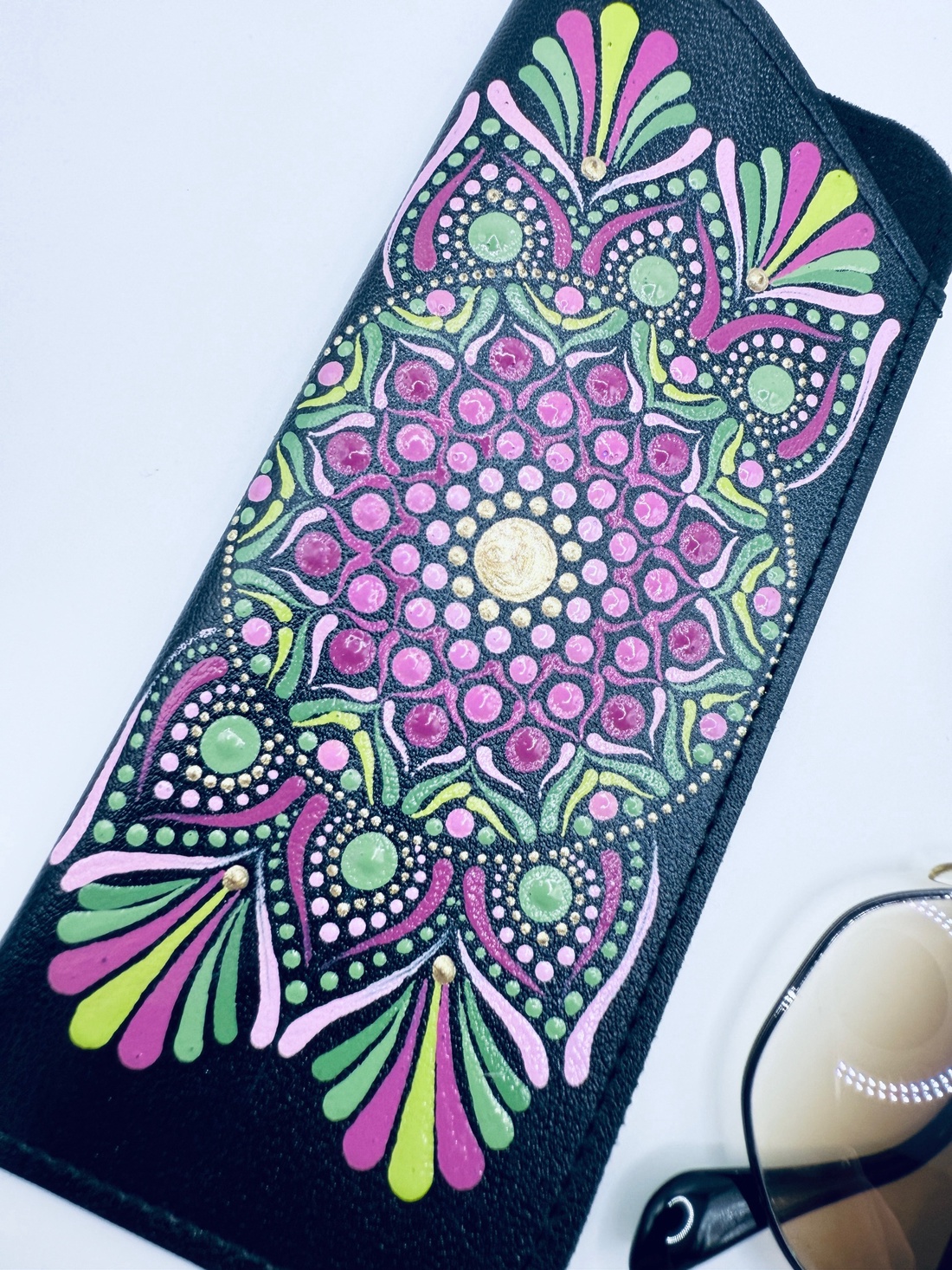 Etui ochelari pictat manual � Mandală florală roz și verde - genți și portofele - portofele, huse, suporturi - suport de ochelari - Artynos.ro