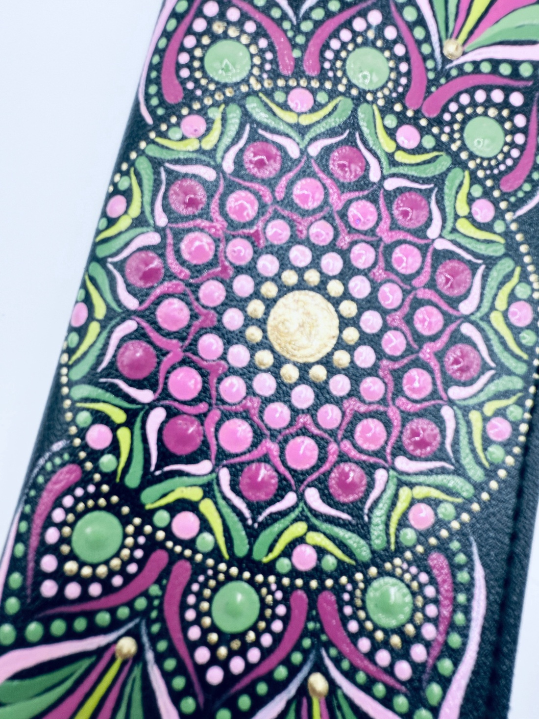 Etui ochelari pictat manual � Mandală florală roz și verde - genți și portofele - portofele, huse, suporturi - suport de ochelari - Artynos.ro