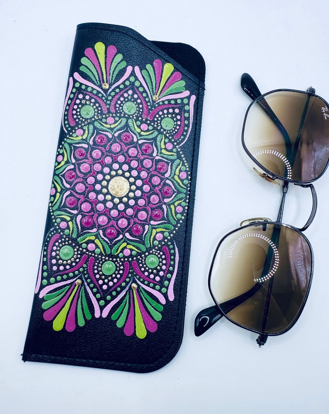 Etui ochelari pictat manual � Mandală florală roz și verde - genți și portofele - portofele, huse, suporturi - suport de ochelari - Artynos.ro