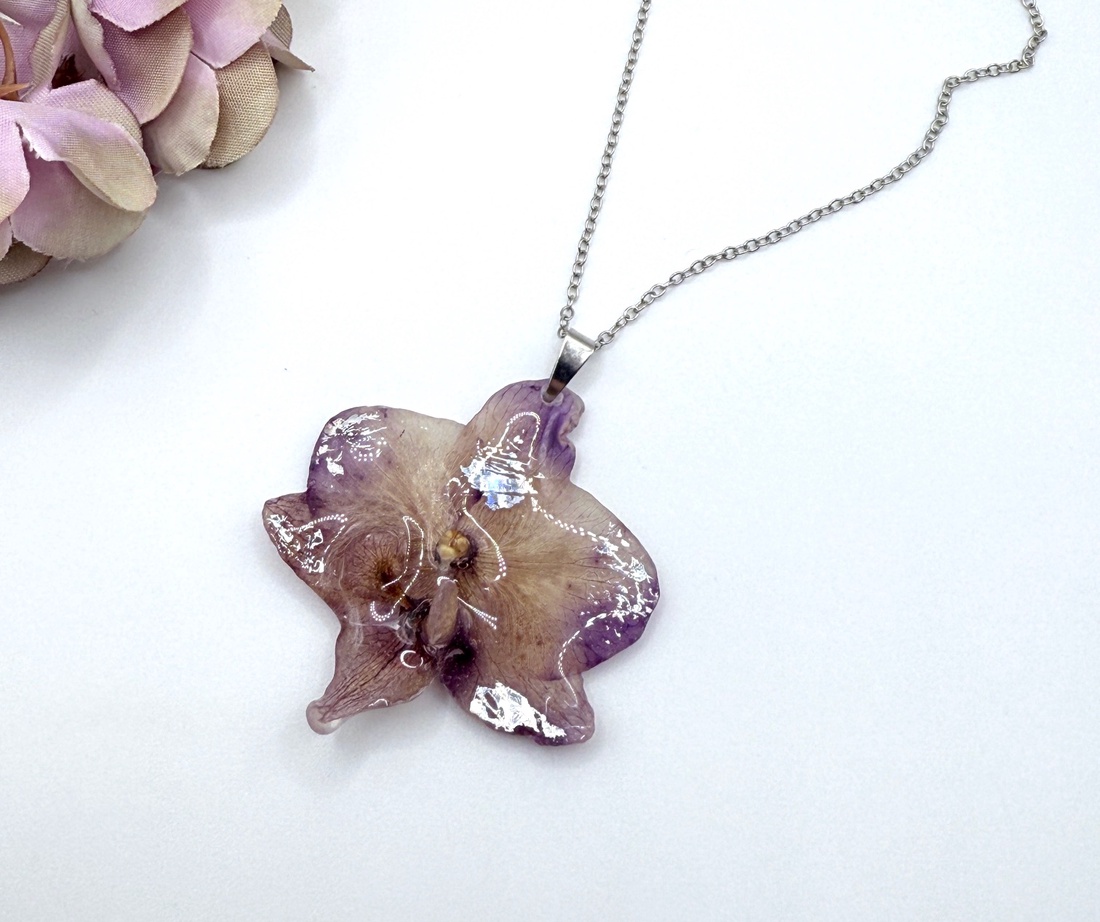 Pandantiv cu Orhidee Naturală în Rășină UV � Eleganță Florală  - bijuterii - coliere - pandative - Artynos.ro