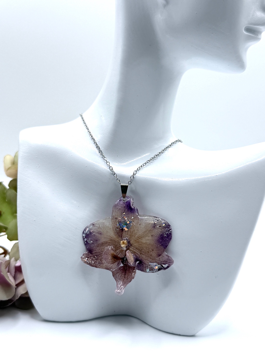 Pandantiv cu Orhidee Naturală în Rășină UV � Eleganță Florală  - bijuterii - coliere - pandative - Artynos.ro