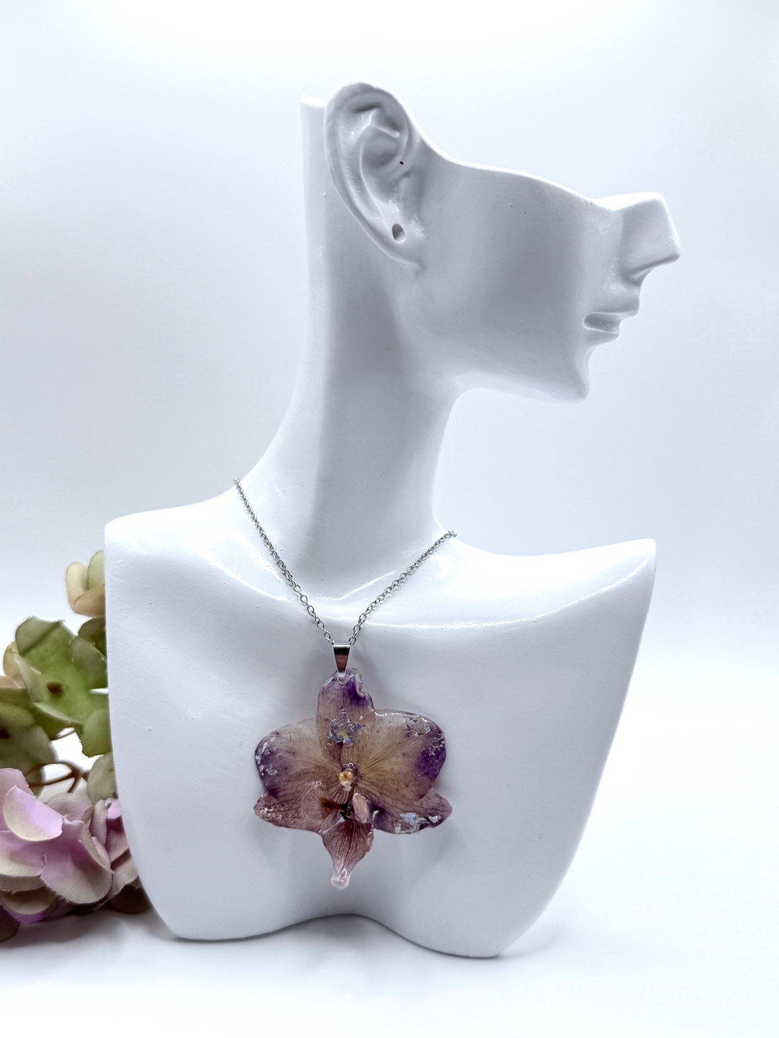 Pandantiv cu Orhidee Naturală în Rășină UV � Eleganță Florală  - bijuterii - coliere - pandative - Artynos.ro