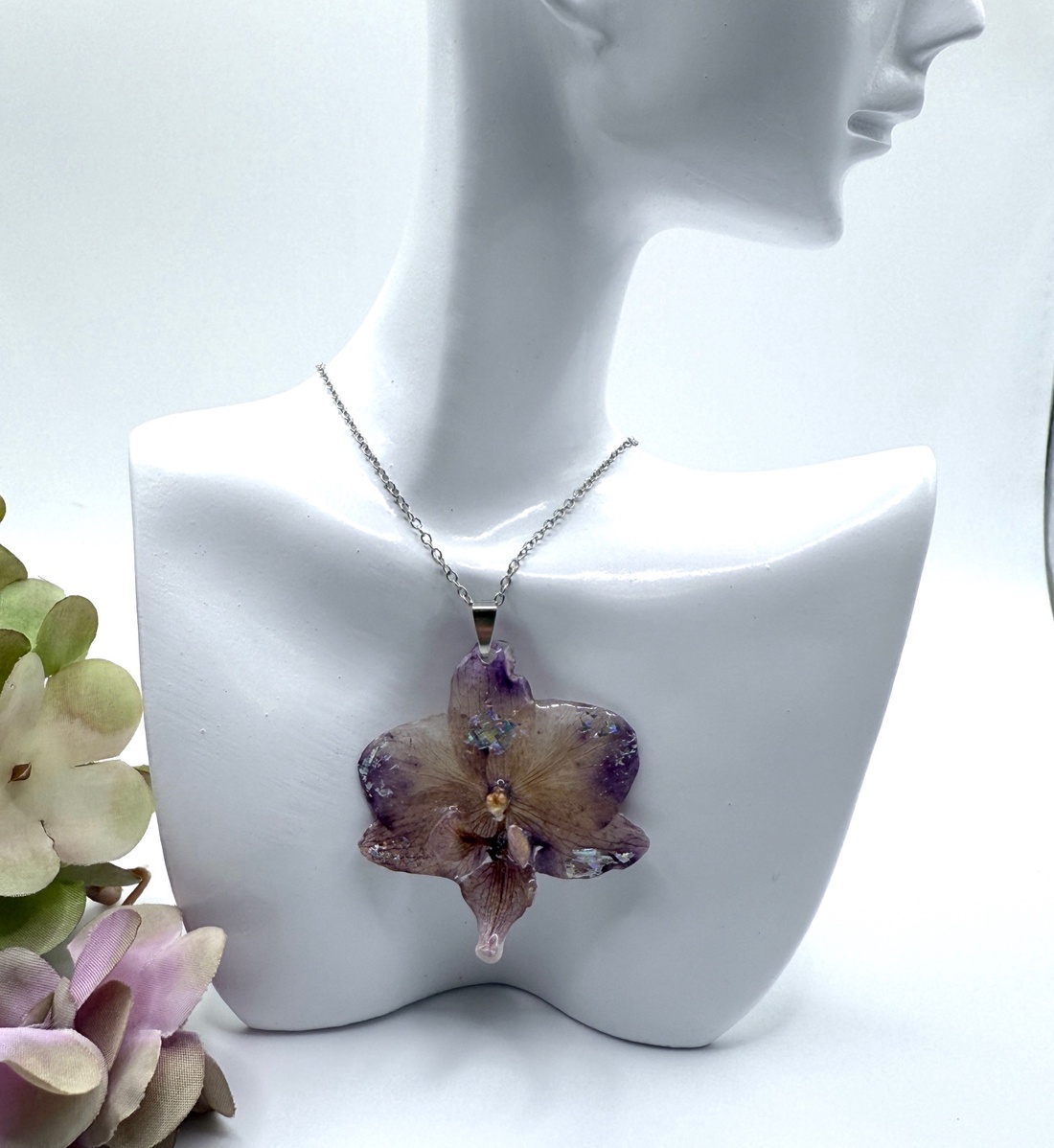 Pandantiv cu Orhidee Naturală în Rășină UV � Eleganță Florală  - bijuterii - coliere - pandative - Artynos.ro