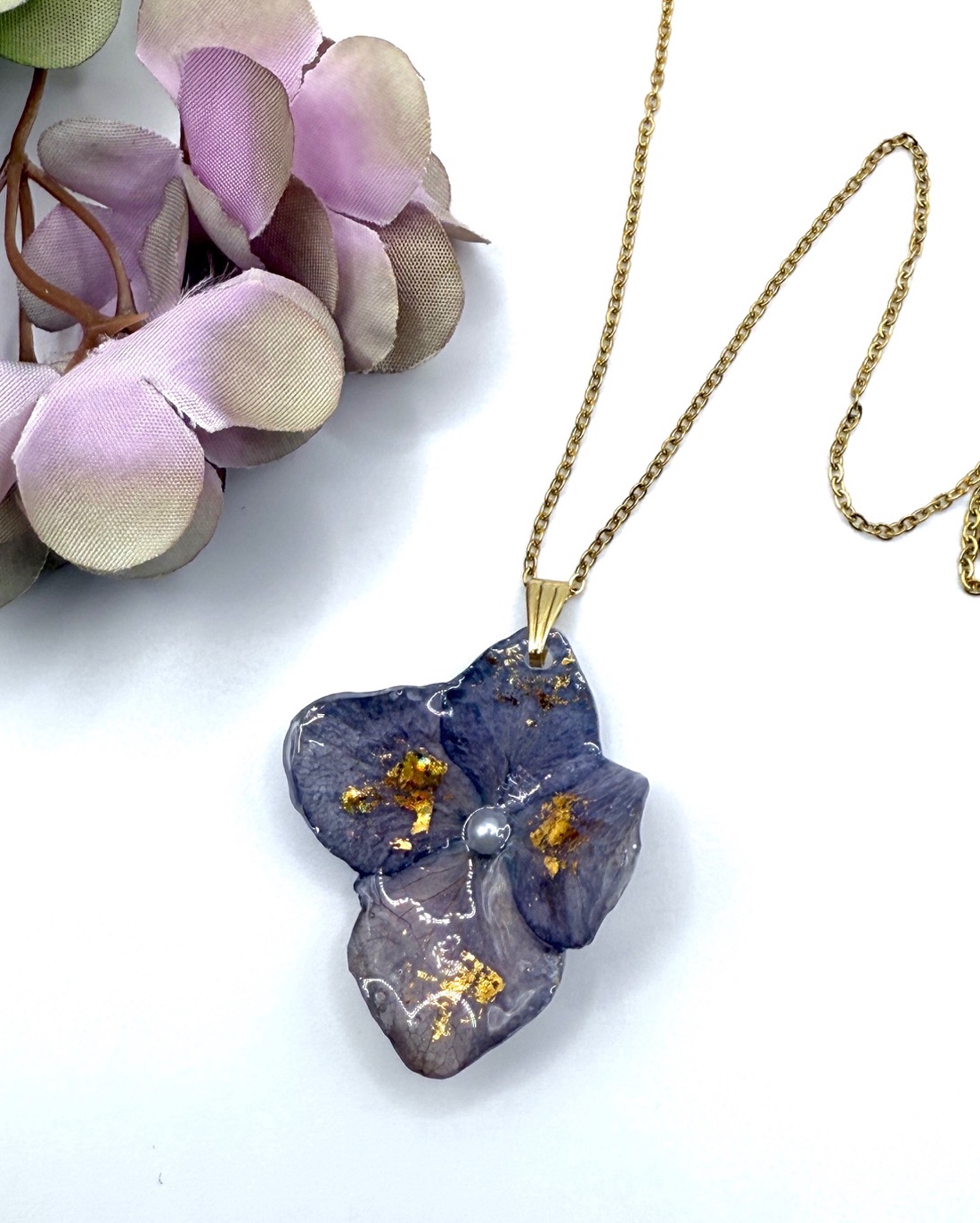 Pandantiv Floral cu Hortensie Naturală � Rășină UV si Oțel Inoxidabil  - bijuterii - coliere - pandative - Artynos.ro