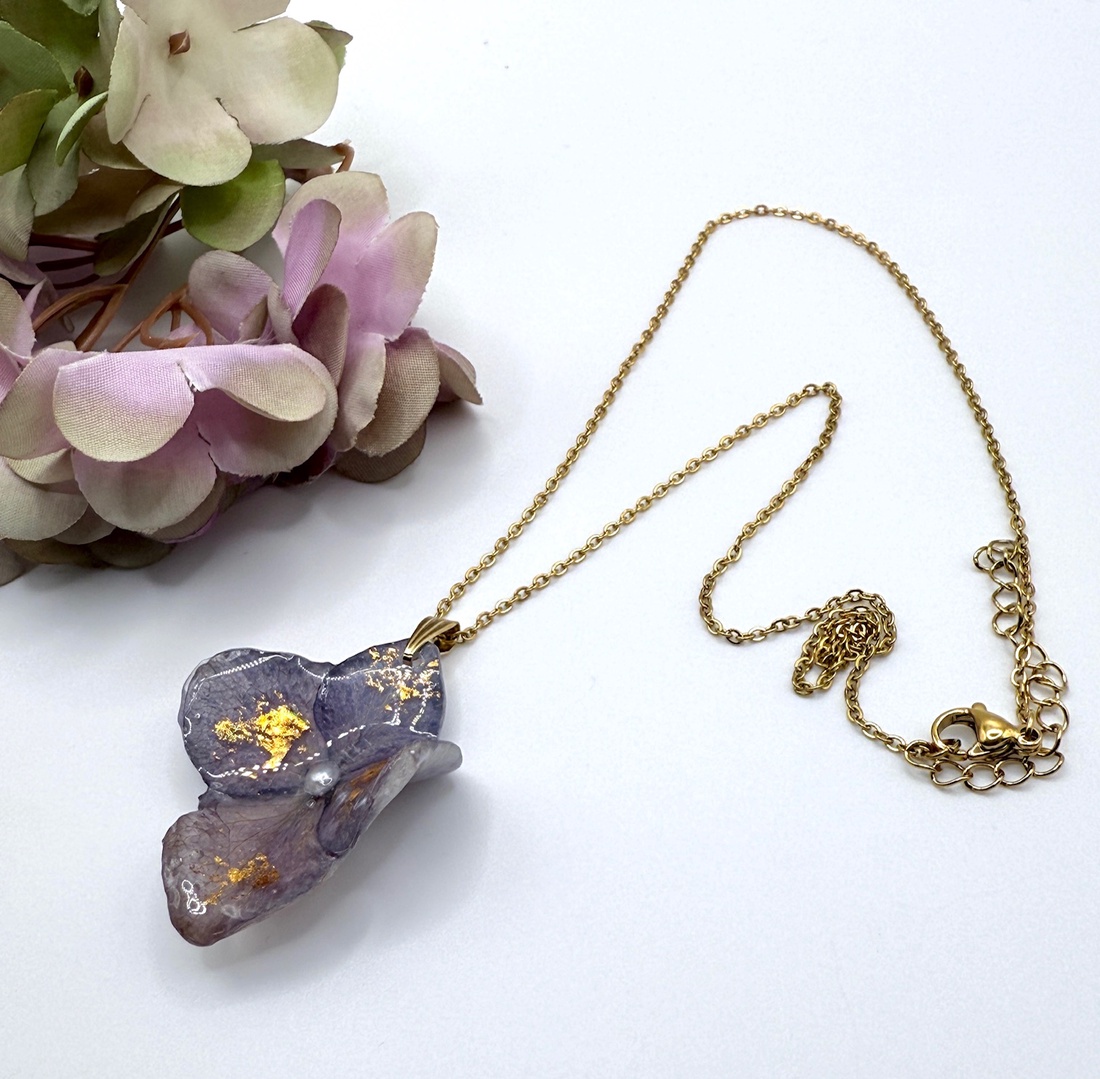 Pandantiv Floral cu Hortensie Naturală � Rășină UV si Oțel Inoxidabil  - bijuterii - coliere - pandative - Artynos.ro