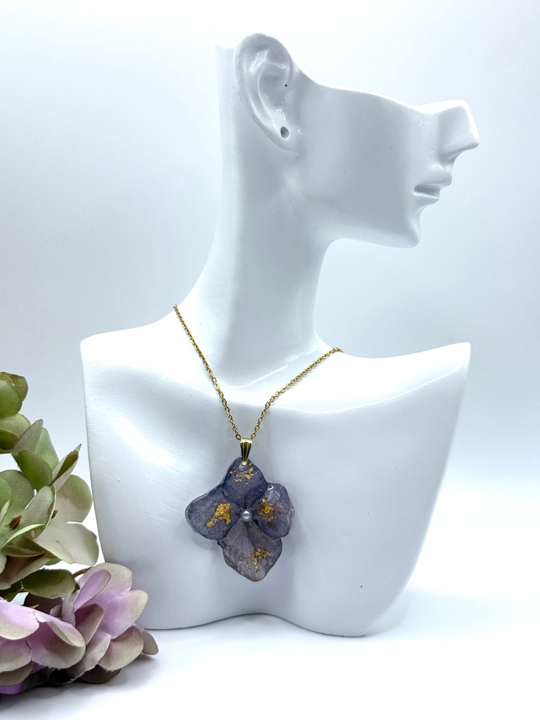 Pandantiv Floral cu Hortensie Naturală � Rășină UV si Oțel Inoxidabil  - bijuterii - coliere - pandative - Artynos.ro