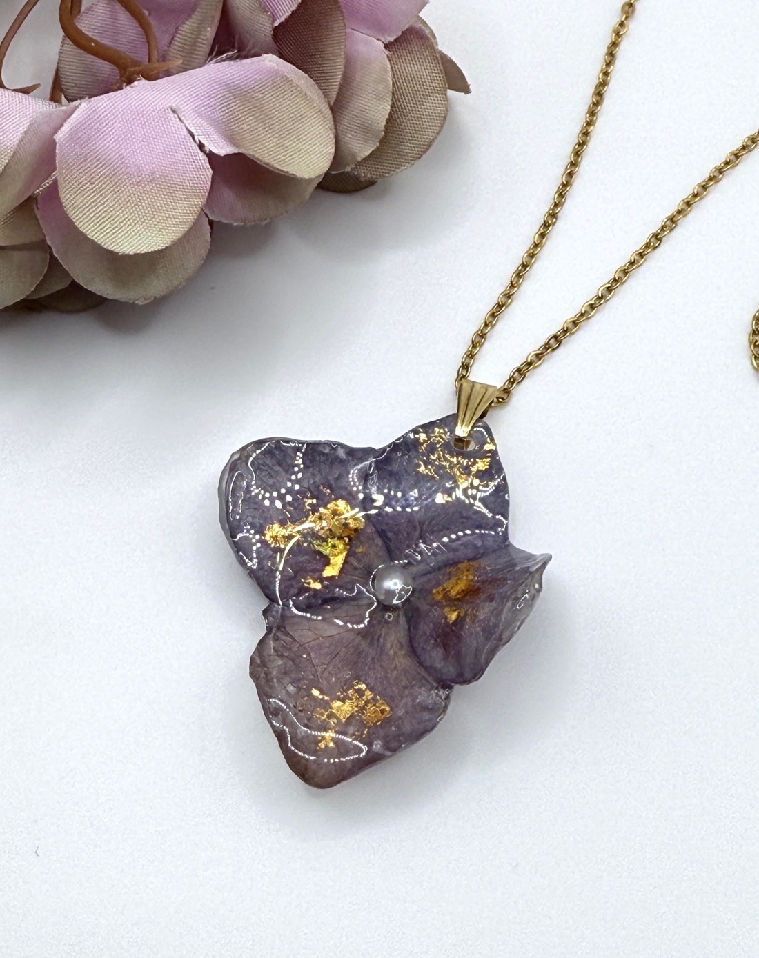 Pandantiv Floral cu Hortensie Naturală � Rășină UV si Oțel Inoxidabil  - bijuterii - coliere - pandative - Artynos.ro