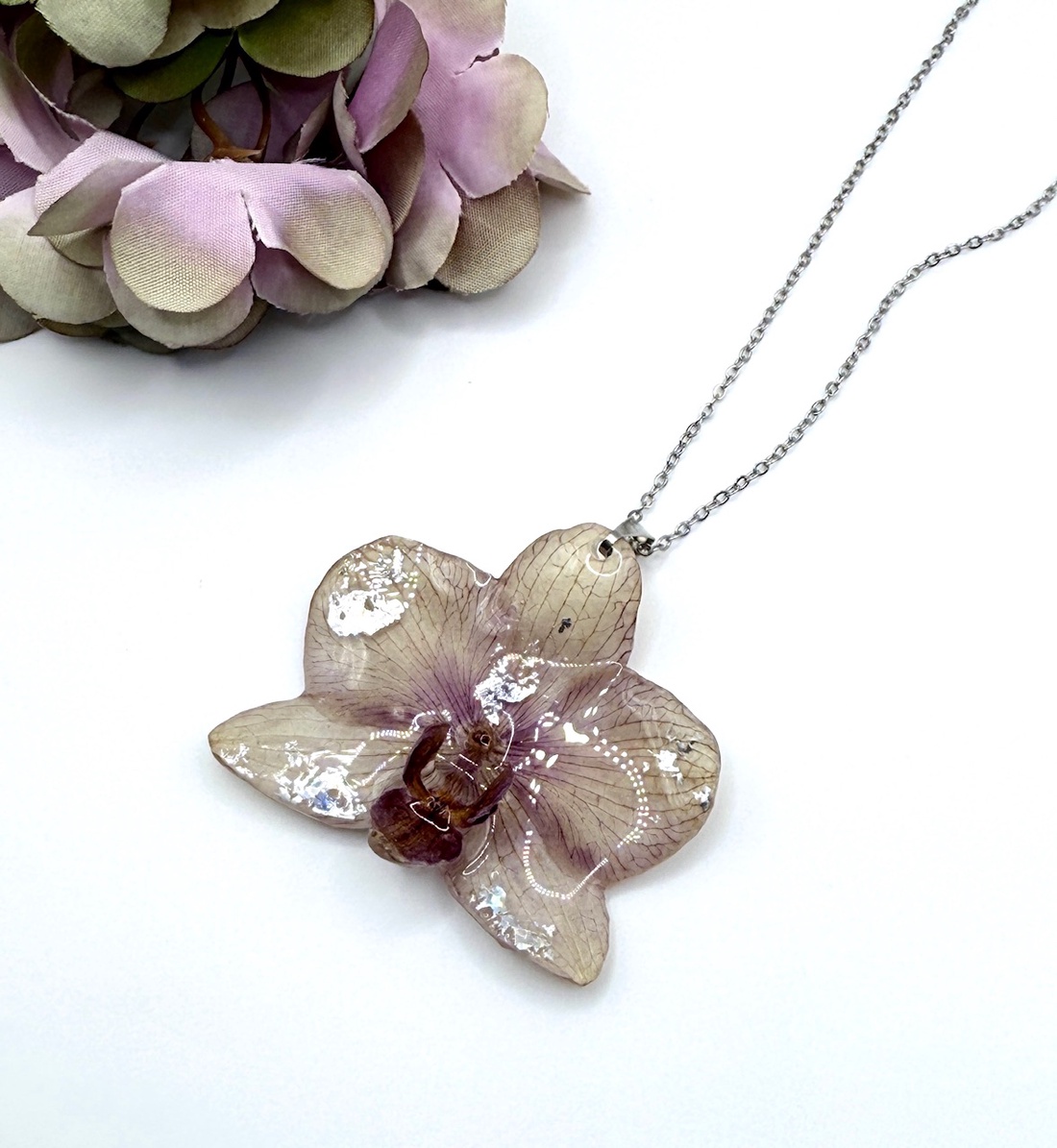 Colier orhidee naturala si rasina - bijuterii - coliere - pandative - Artynos.ro