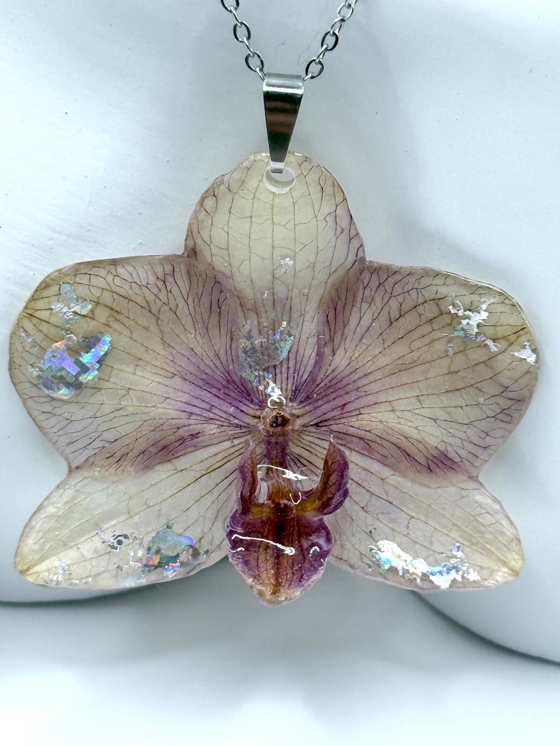 Colier orhidee naturala si rasina - bijuterii - coliere - pandative - Artynos.ro