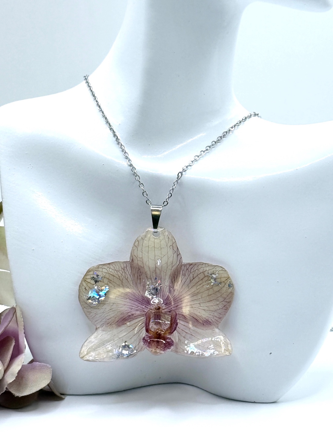 Colier orhidee naturala si rasina - bijuterii - coliere - pandative - Artynos.ro