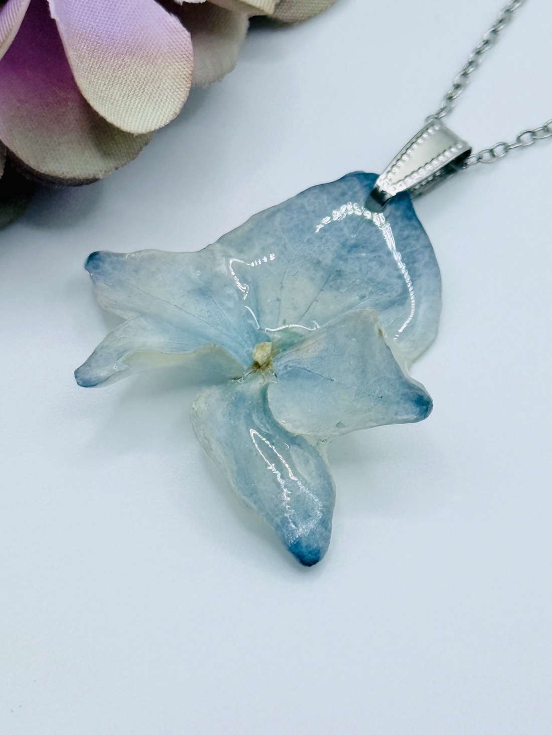 Pandantiv Delicat cu Hortensie Naturală în Rășină UV  - bijuterii - coliere - pandative - Artynos.ro