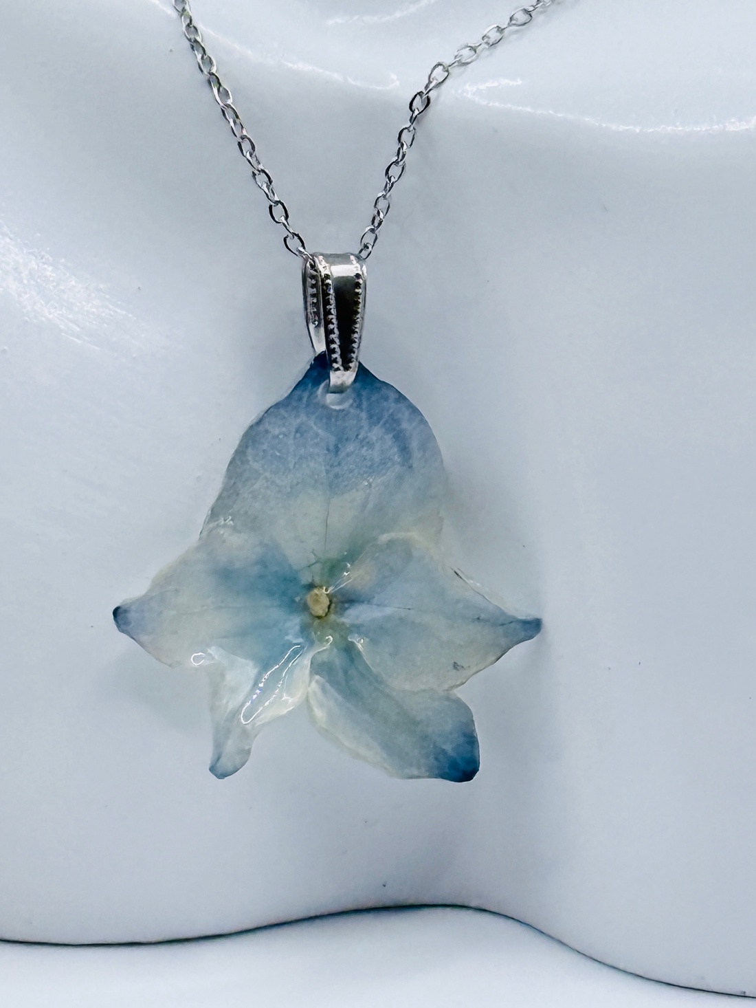 Pandantiv Delicat cu Hortensie Naturală în Rășină UV  - bijuterii - coliere - pandative - Artynos.ro