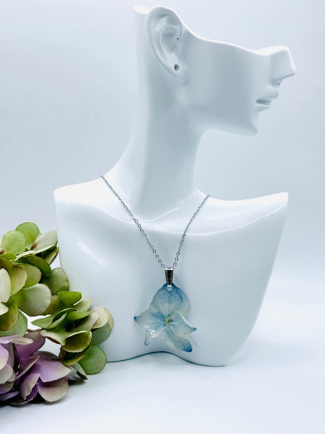 Pandantiv Delicat cu Hortensie Naturală în Rășină UV  - bijuterii - coliere - pandative - Artynos.ro