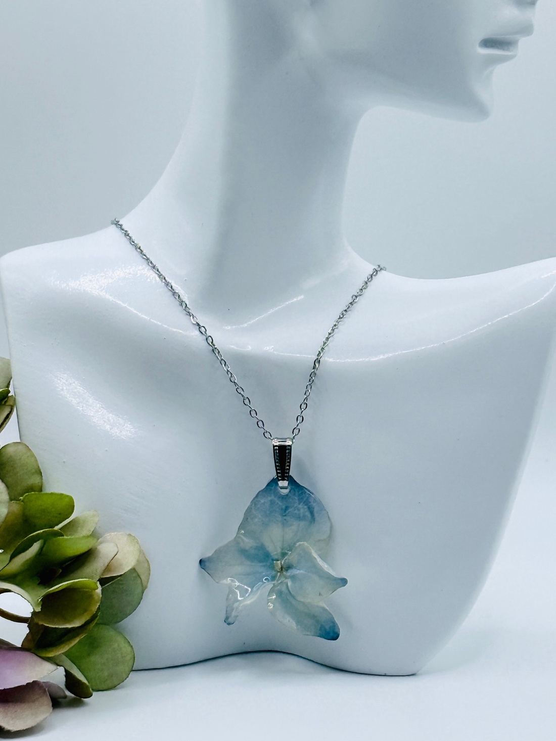 Pandantiv Delicat cu Hortensie Naturală în Rășină UV  - bijuterii - coliere - pandative - Artynos.ro