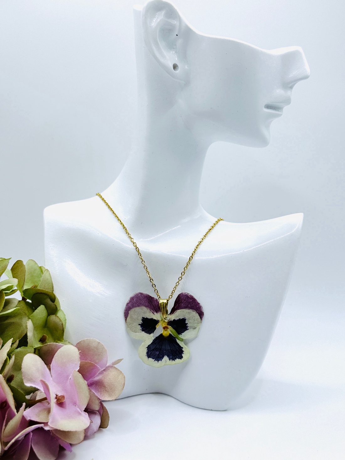 Pandantiv handmade unicat din rasina si flori naturale - bijuterii - coliere - pandative - Artynos.ro