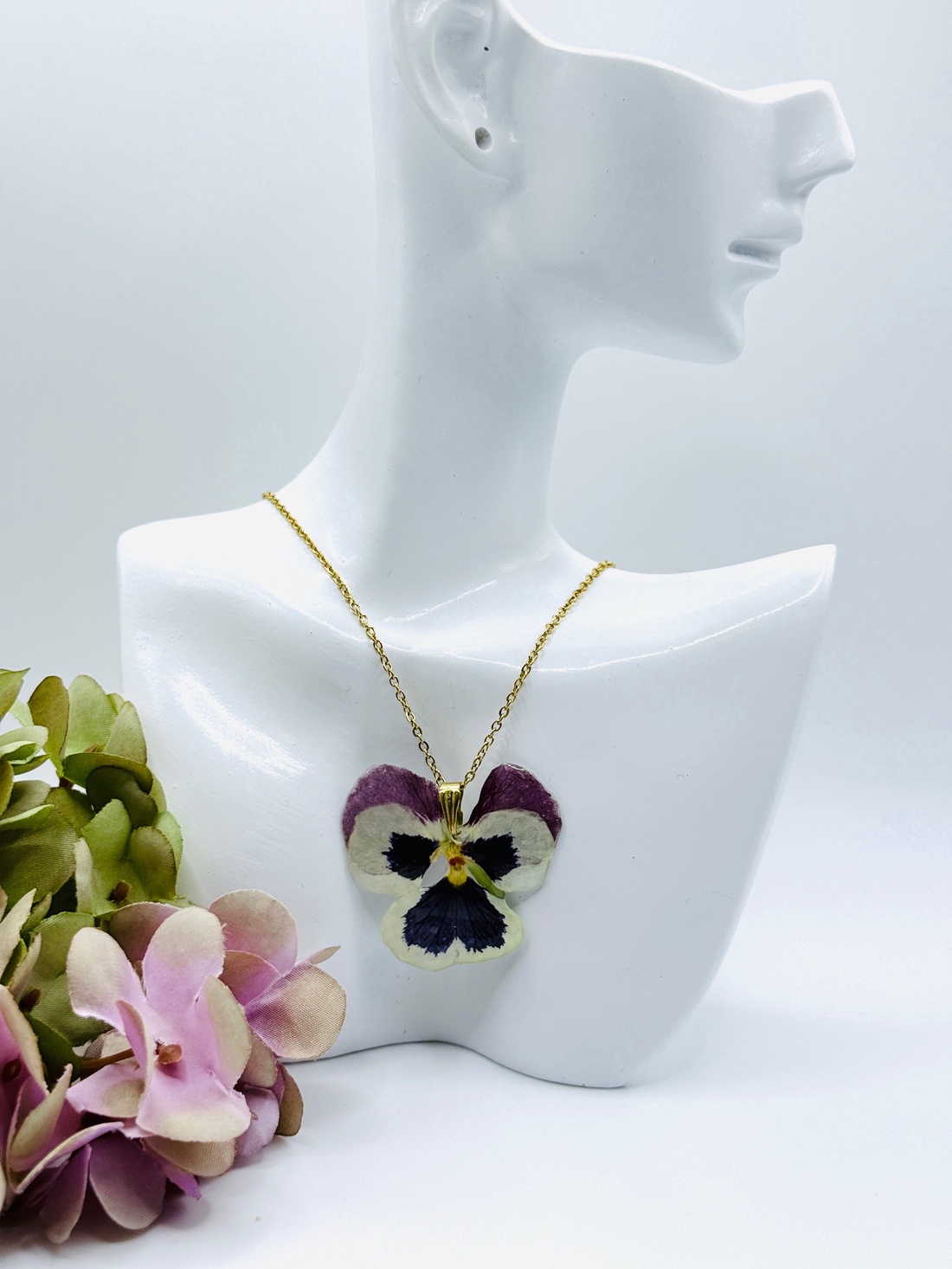 Pandantiv handmade unicat din rasina si flori naturale - bijuterii - coliere - pandative - Artynos.ro