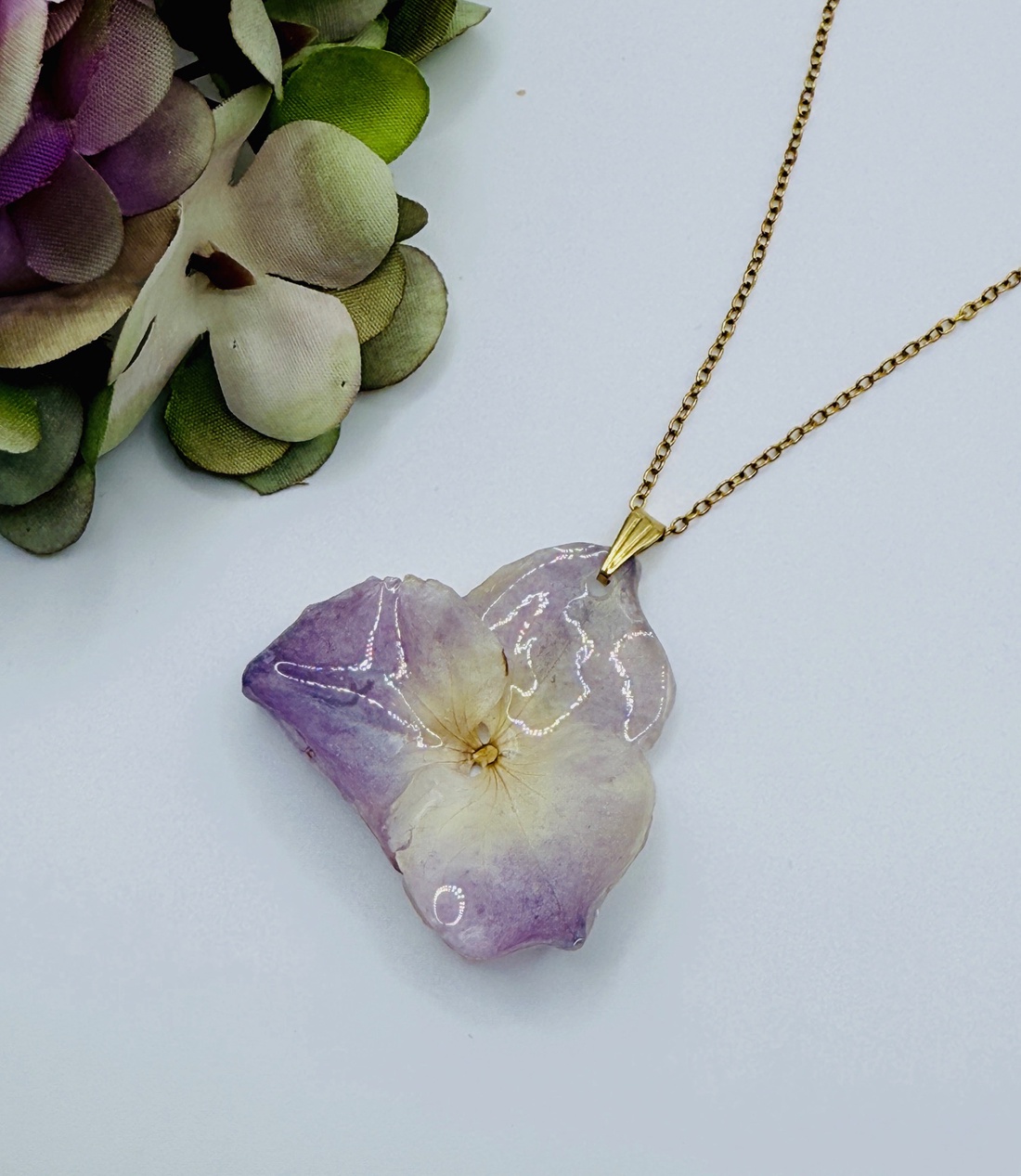 Pandantiv handmade unicat cu floare naturala de hortensie si rasina. - bijuterii - coliere - pandative - Artynos.ro