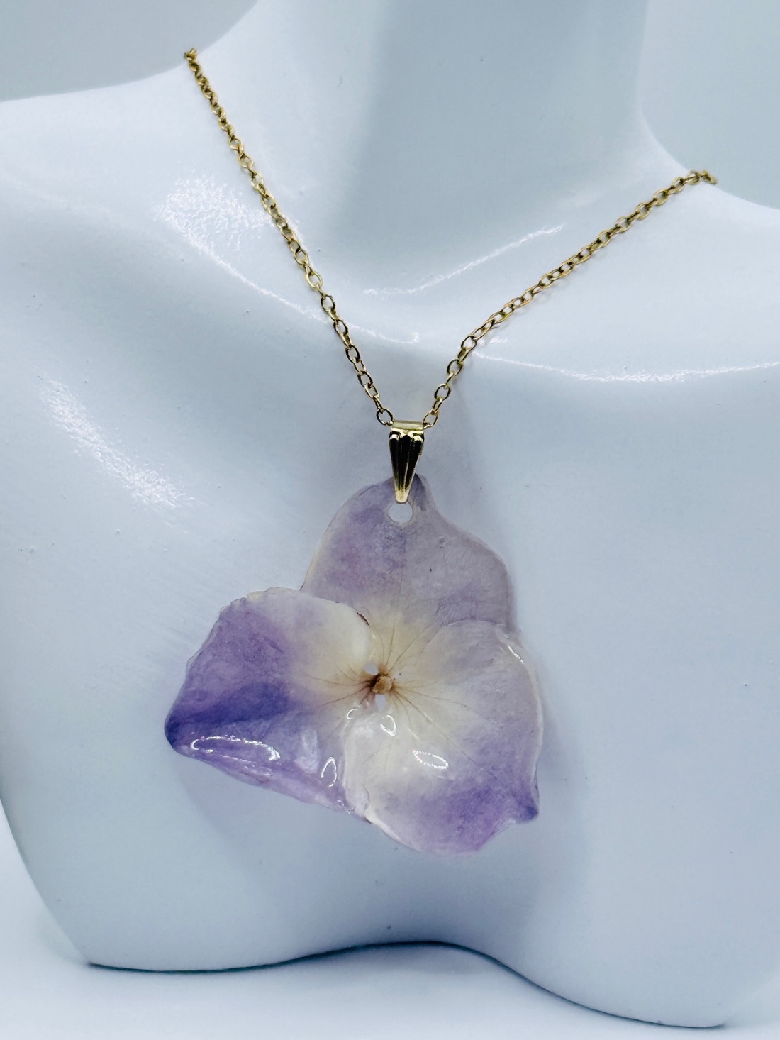 Pandantiv handmade unicat cu floare naturala de hortensie si rasina. - bijuterii - coliere - pandative - Artynos.ro