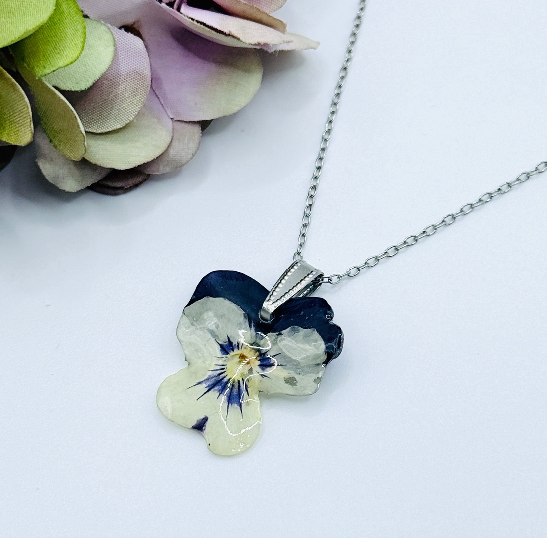 Pandantiv Floral cu Panseluță Naturală � Bijuterie lucrata manual - bijuterii - coliere - pandative - Artynos.ro