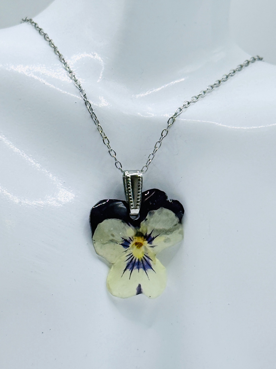 Pandantiv Floral cu Panseluță Naturală � Bijuterie lucrata manual - bijuterii - coliere - pandative - Artynos.ro