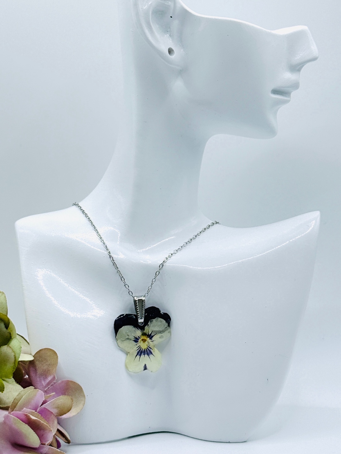 Pandantiv Floral cu Panseluță Naturală � Bijuterie lucrata manual - bijuterii - coliere - pandative - Artynos.ro