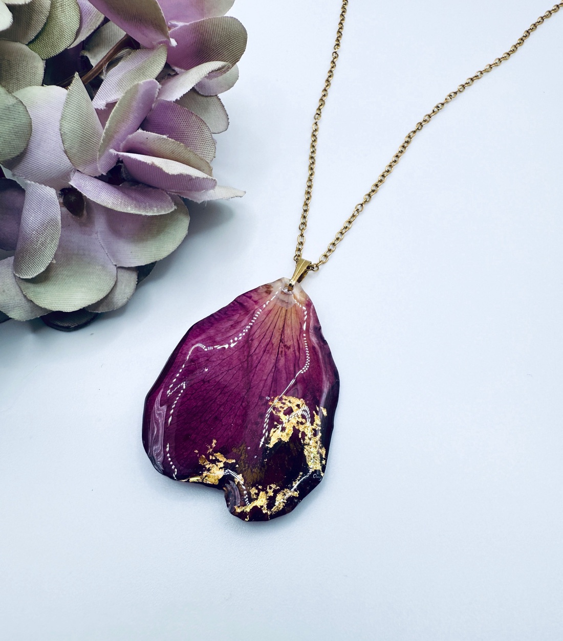 Pandantiv cu Petala de Trandafir Natural în Rășină � Bijuterie Romantică - bijuterii - coliere - pandative - Artynos.ro