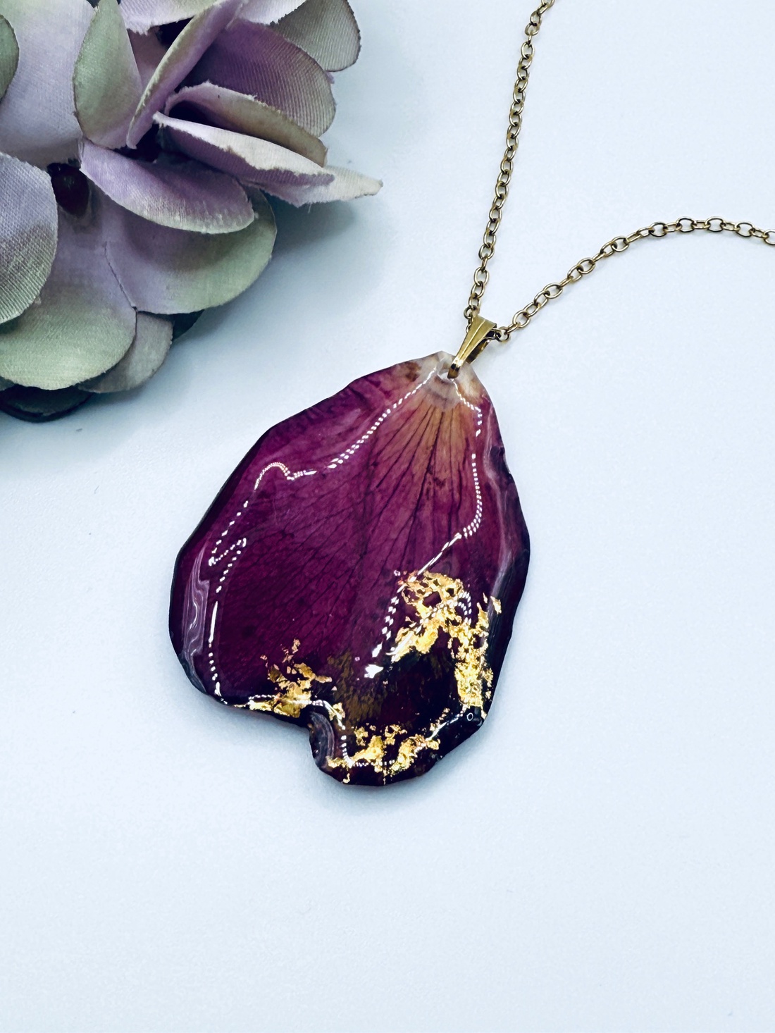 Pandantiv cu Petala de Trandafir Natural în Rășină � Bijuterie Romantică - bijuterii - coliere - pandative - Artynos.ro