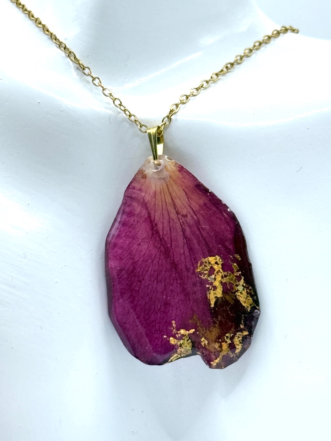 Pandantiv cu Petala de Trandafir Natural în Rășină � Bijuterie Romantică - bijuterii - coliere - pandative - Artynos.ro