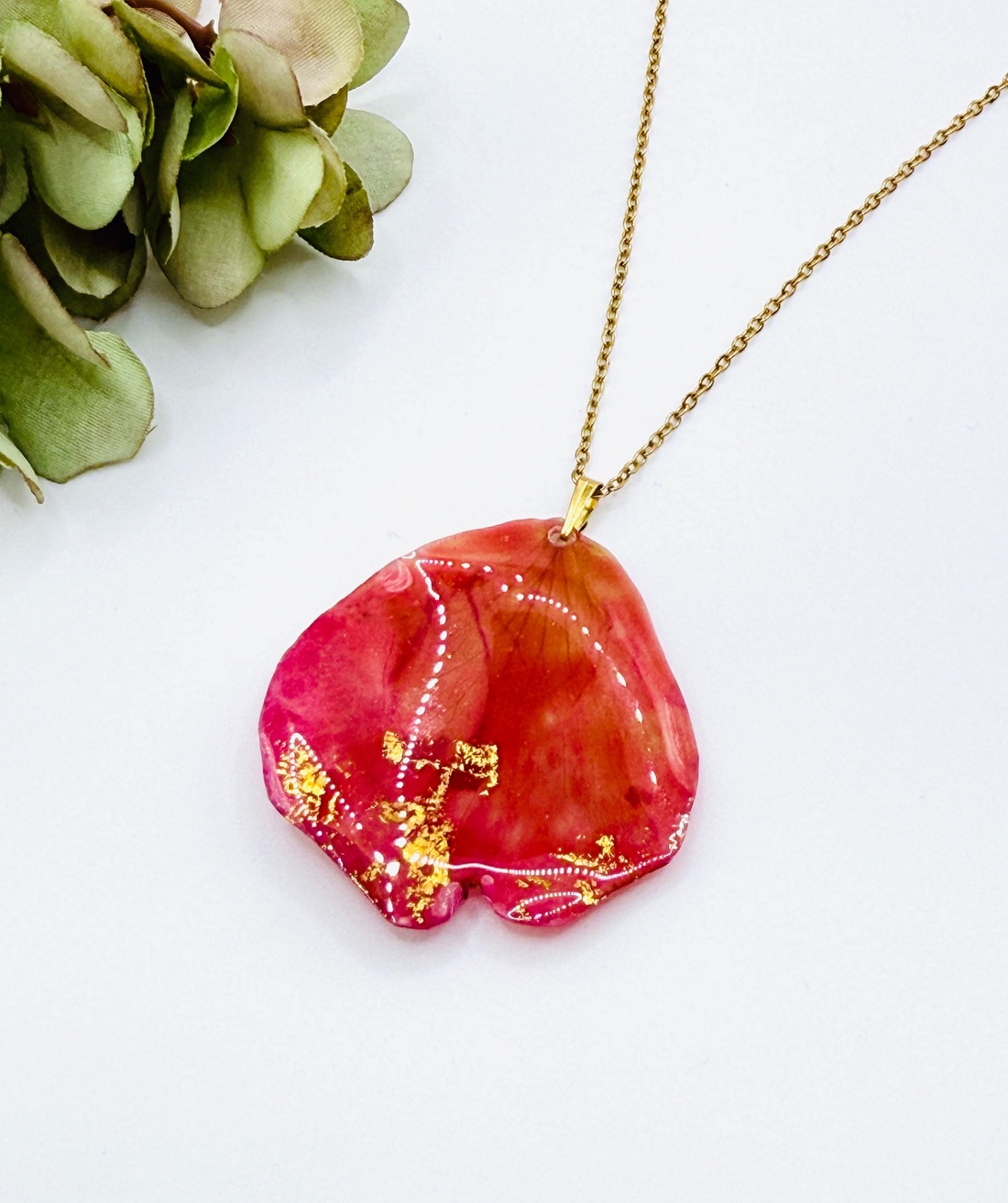 Pandantiv petala trandafir si rasina uv  - bijuterii - coliere - pandative - Artynos.ro